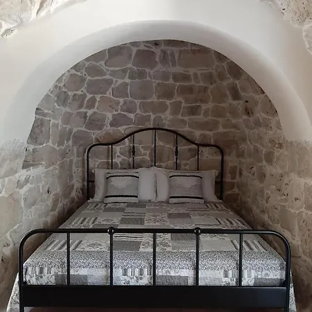 Willa Trullo Fellone *