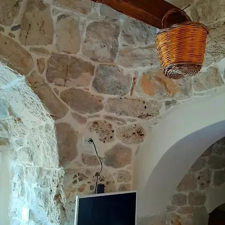 Trullo Fellone Челье-Мессапика