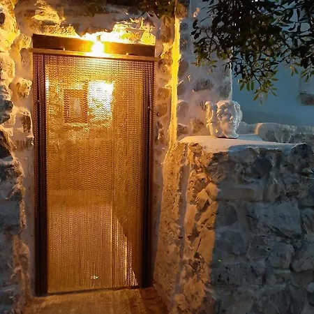 Trullo Fellone Челье-Мессапика