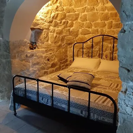 Trullo Fellone Челье-Мессапика